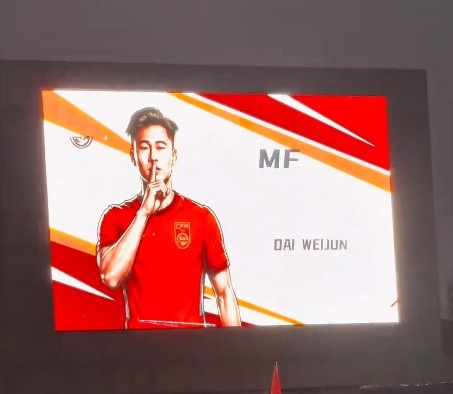 女足球员推拉娜观战国足平泰国，致谢武磊百场