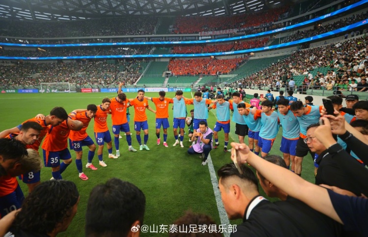 山东泰山客场0-2负国安，少一人仍拼至终场