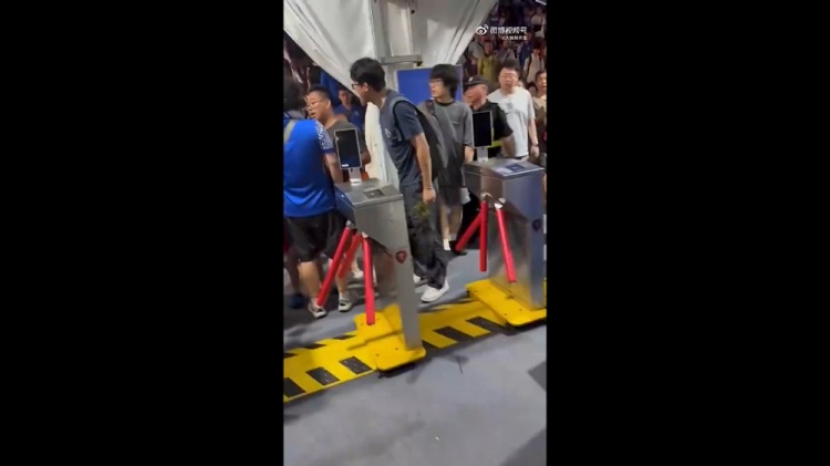 李璇谈围攻小孩球迷被行拘:处罚应该 但别给申花球迷整体打标签
