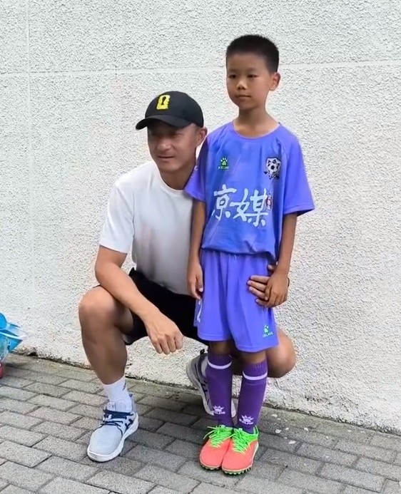 傅明现身百队杯 与小球员合影交流