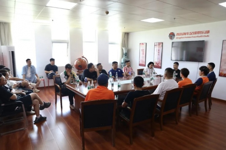 海牛召开球迷恳谈会,总经理张冬就近期成绩向球迷代表进行了说明