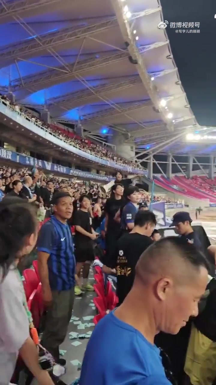 记者转发视频:三镇球迷拿大喇叭领喊侮辱性口号“天津,XXX!”